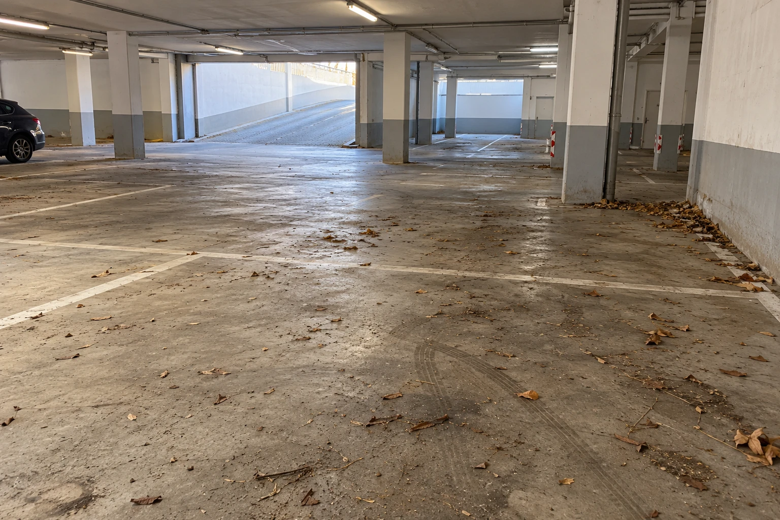 Parking subterráneo de un edificio, antes y después de la limpieza — antes