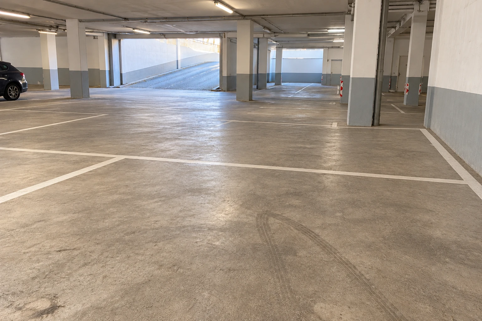 Parking subterráneo de un edificio, antes y después de la limpieza